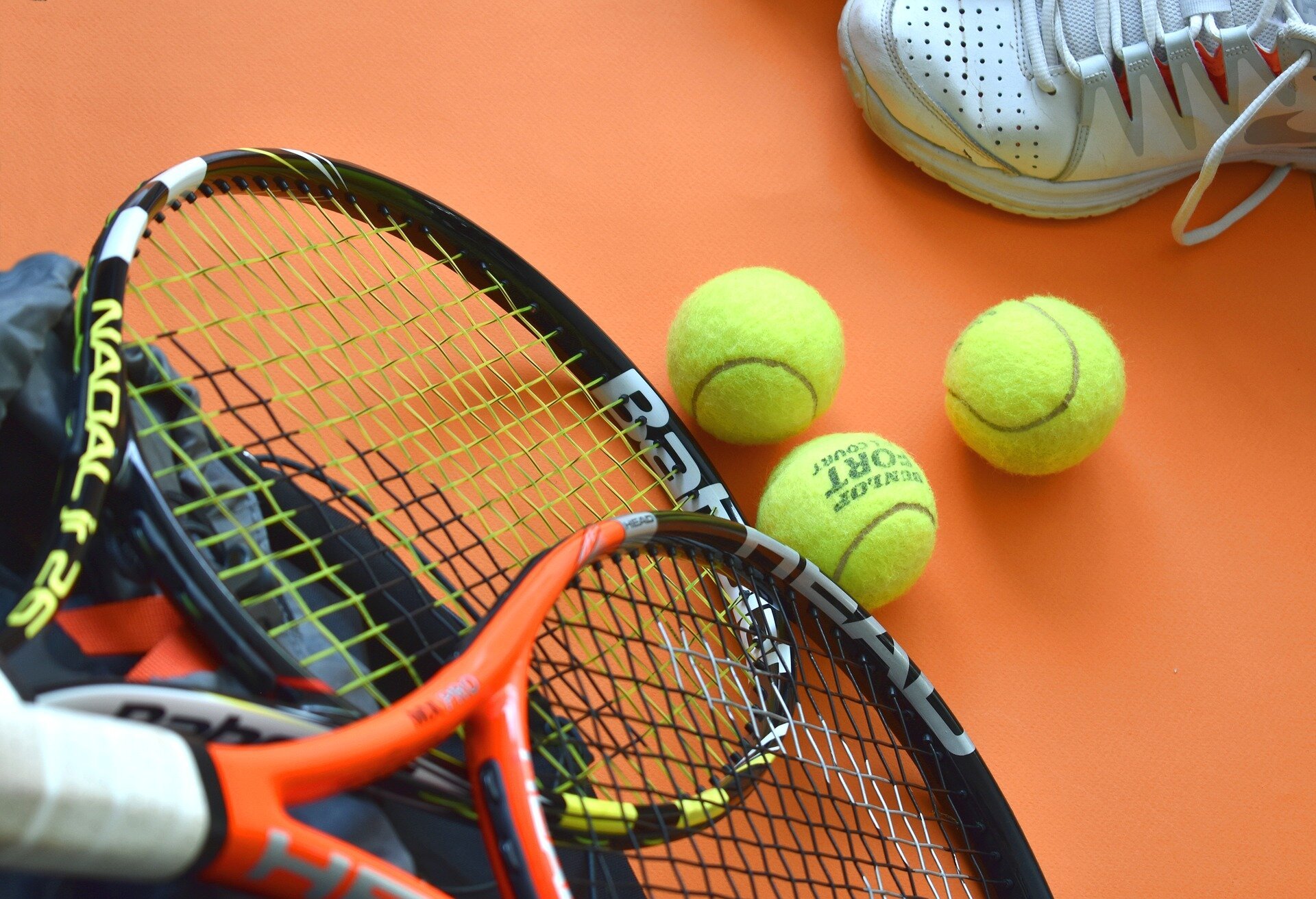 Najvažnija teniska oprema su: reketi za tenis, tenisice i loptice za tenis.