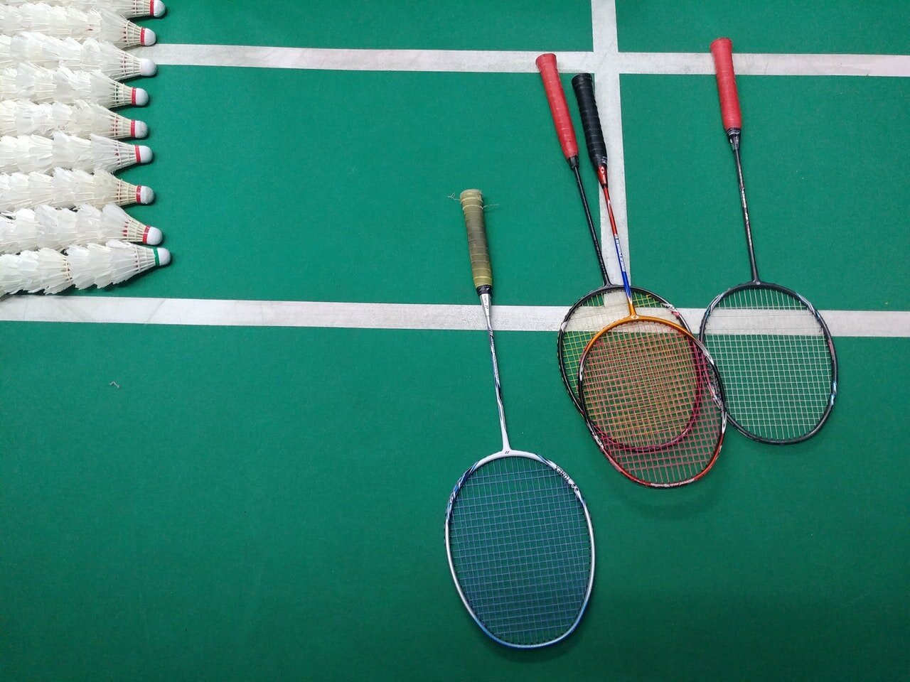 Reketi za badminton i loptice.