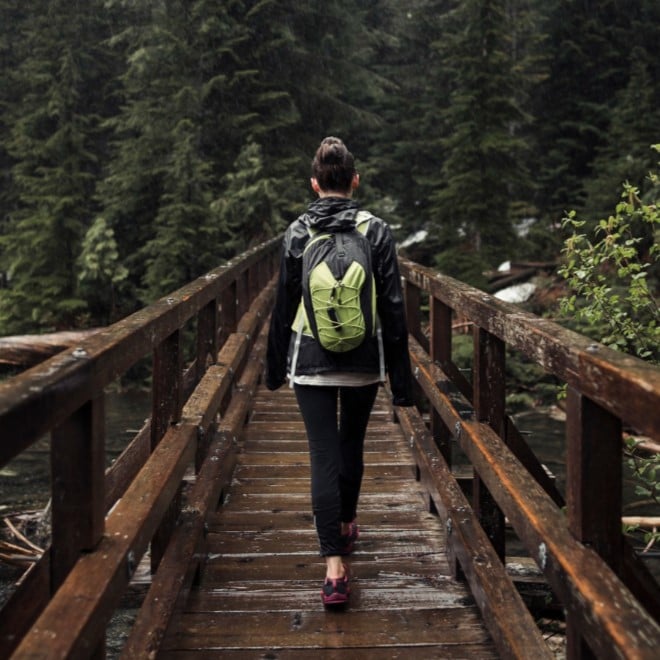 Vodonepropusno ≠ vodoodbojno: razlike, oznake i kako odabrati pravu zaštitu za kišu i hladne jesenske dane