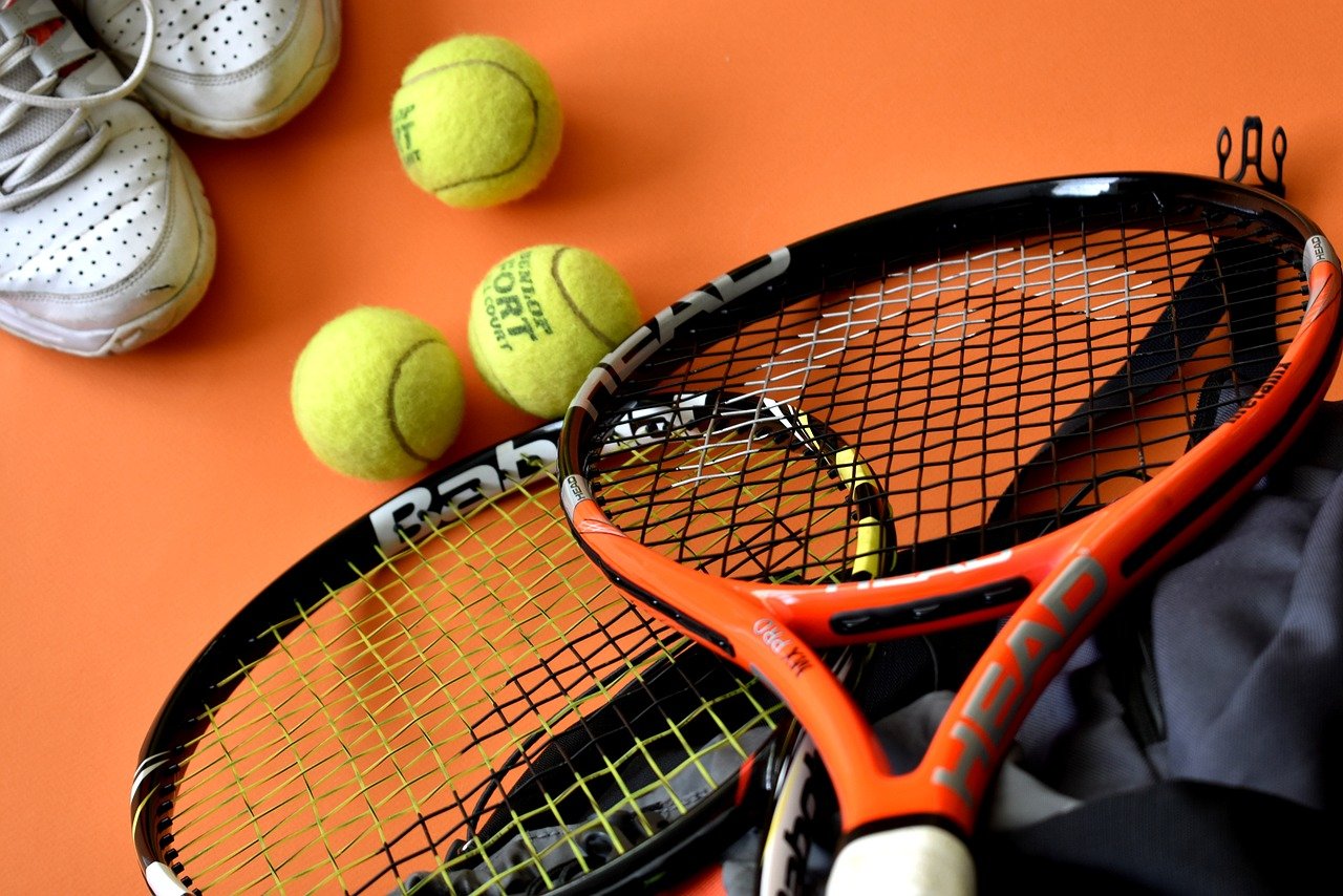 : Najvažnija oprema za tenis su loptice i reketi za tenis, tenisice za tenis, odjeća i torba za tenis