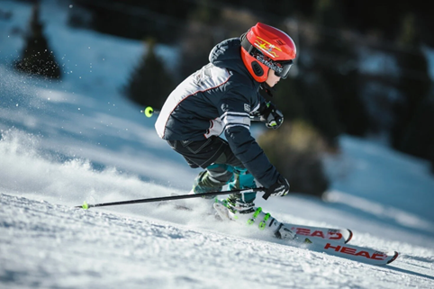 Skijaška kaciga i naočale važan su dio skijaške opreme.