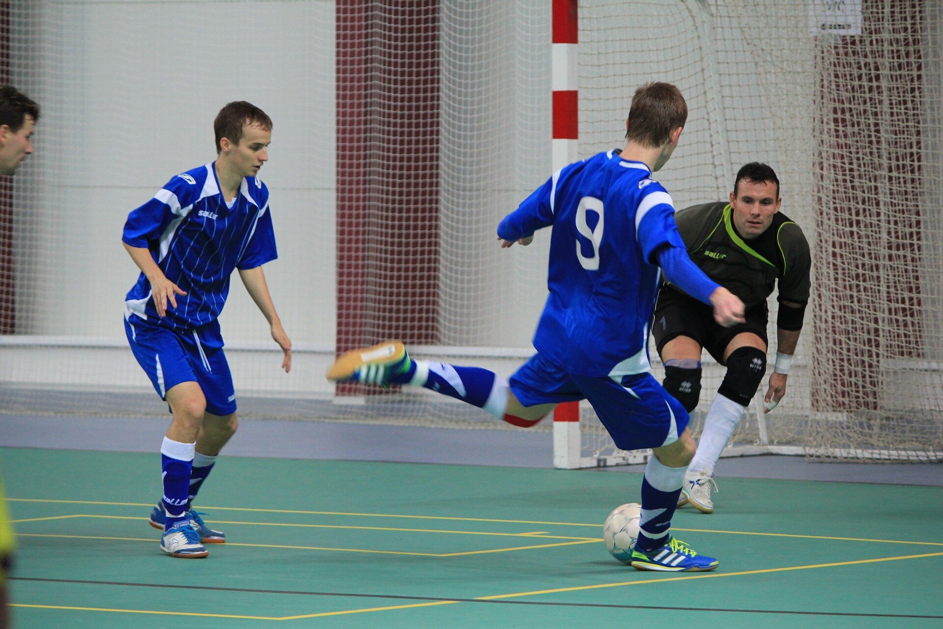 Futsal ima slična pravila kao i nogomet, ali je brži.